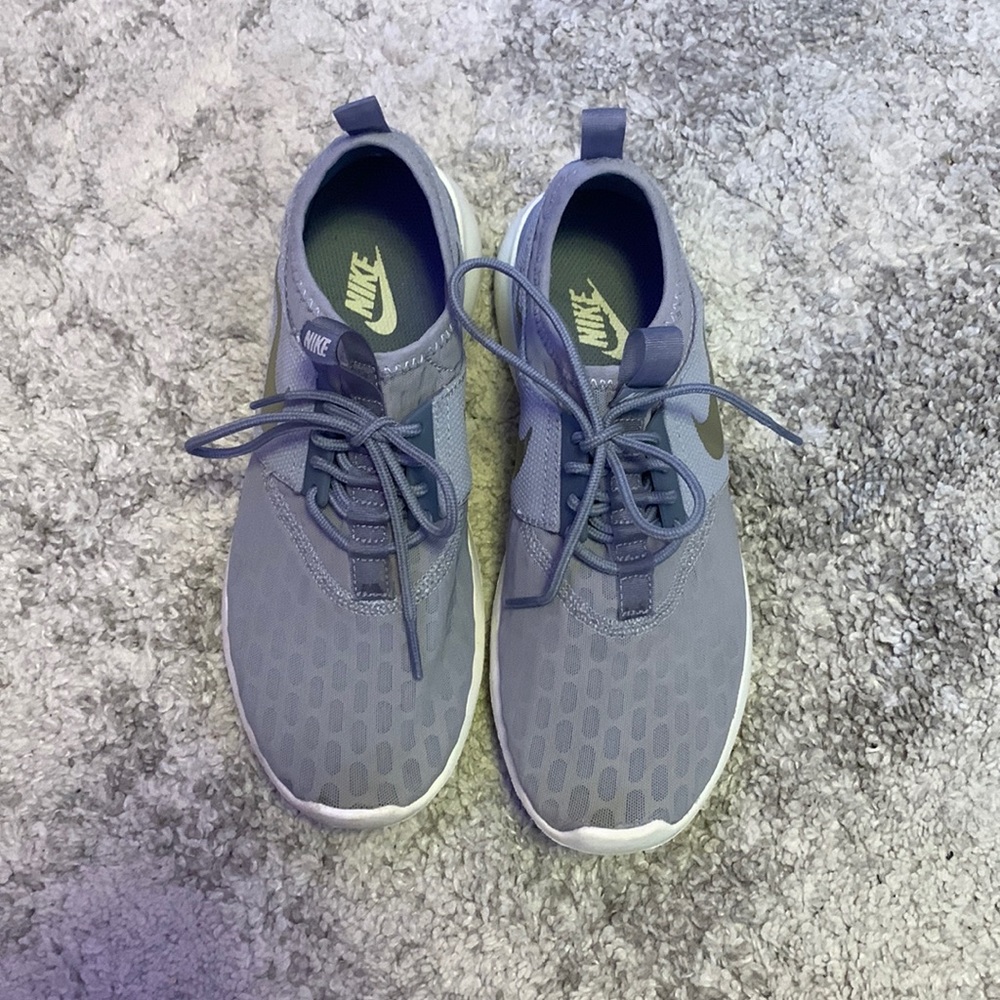 Nike tennis shoes